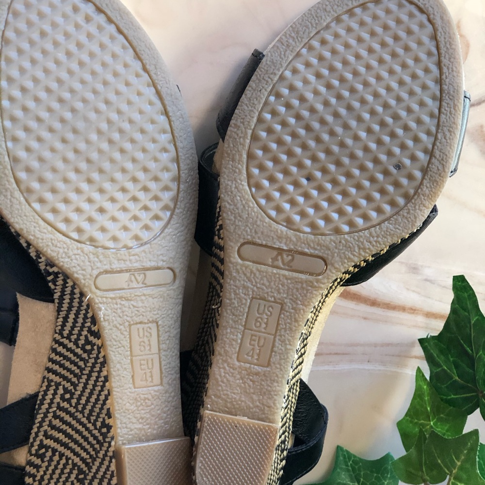 Shoes - Picture 7 of 8